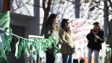 Un grupo de mujeres a favor del aborto legal acompañaron a la víctima. (Foto: Florencia Salto.-)