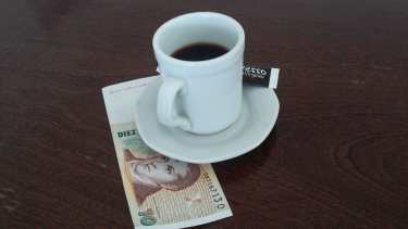 La propina es voluntaria pero Barrionuevo la quiere obligatoria por ley.