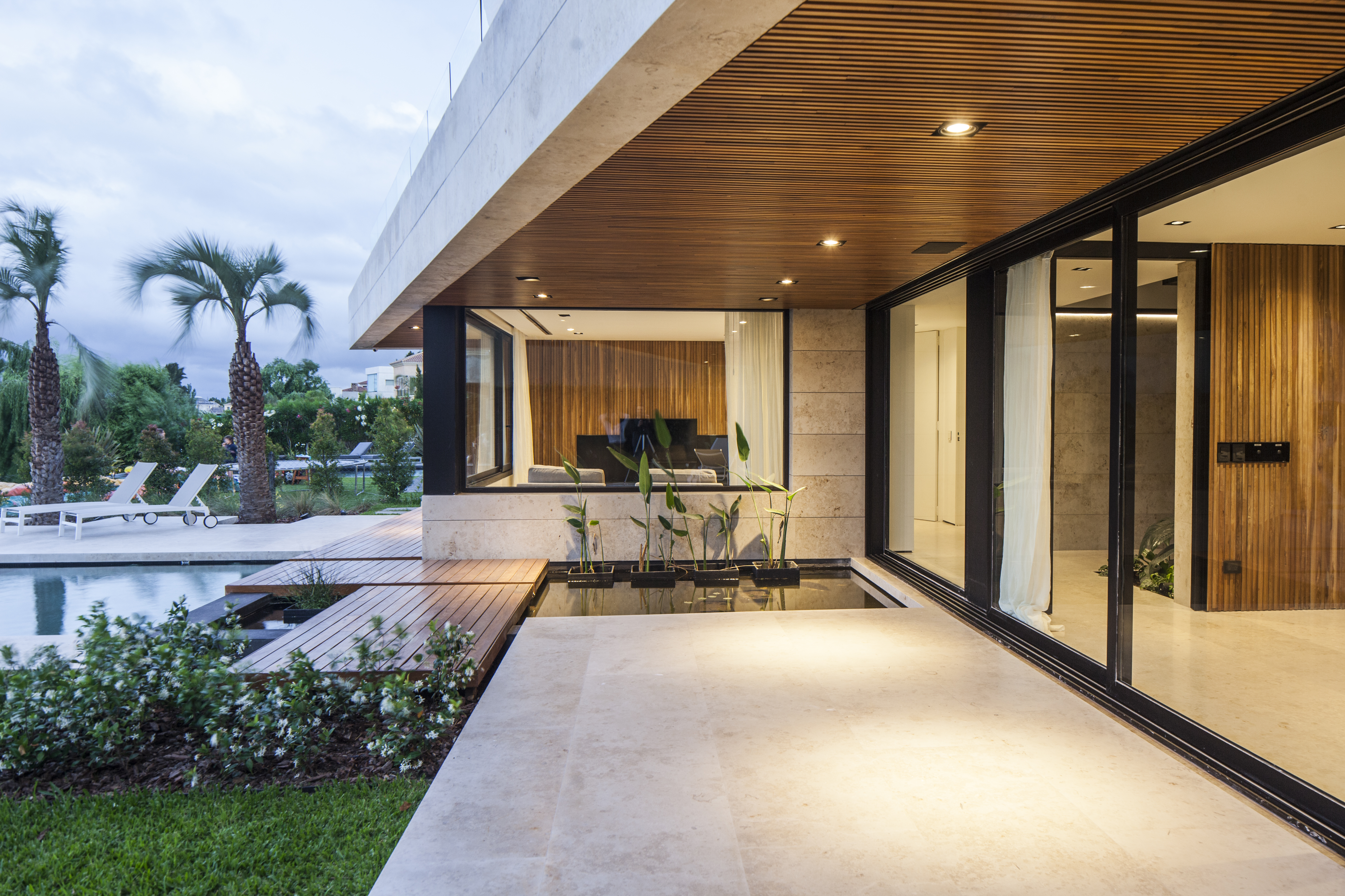 Una casa elegante y cálida, con aire tropical: la diseñó Andrés Remy