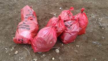 Las bolsas rojas se encontraron en el vertedero. Foto: gentileza