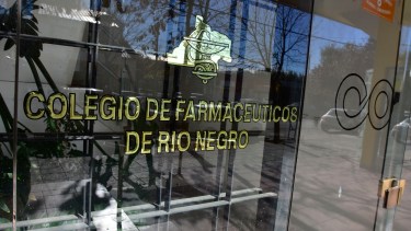 La Justicia secuestró documentación y computadoras en la sede del Colegio de Farmacéuticos, en el centro de Roca.
