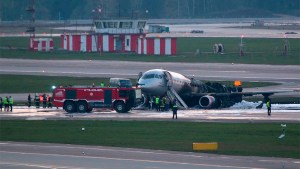 Al menos 41 muertos por el incendio de un avión en Moscú