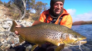 “¡¿Qué clavaste, Pelado?!”: mirá el video de esta gran trucha marrón en el Limay superior
