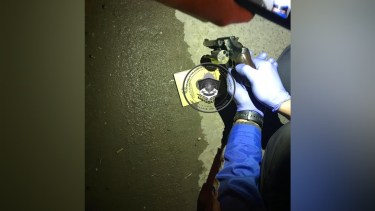 El sujeto escondió el revólver entre sus prendas y la policía lo encontró en una requisa. (Foto: Gentileza.-)