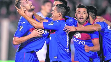 Colazo ya anotó el cuarto y recibe el saludo de Cachete Morales. Gran partido de Tigre en Victoria.