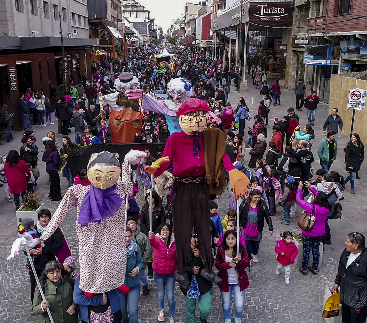 El desfile de gigantes se realizará el sábado a partir de las 14 en la calle Mitre de Bariloche. Archivo