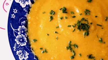 Cómo hacer una sopa crema de zanahorias y garbanzos