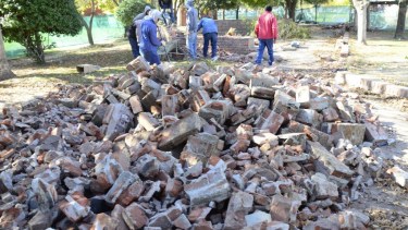 Ayer se comenzaron a demoler los canteros del Parque Central ubicados sobre la calle Sarmiento. (Gentileza).-