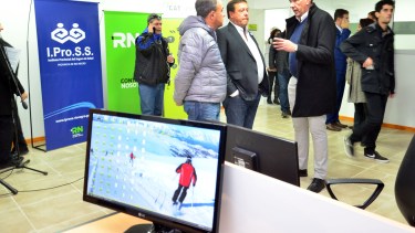 El gobernador Alberto Weretilneck presidió la inauguración del centro de atención telefónica del IPROSS. Foto  : Marcelo Ochoa