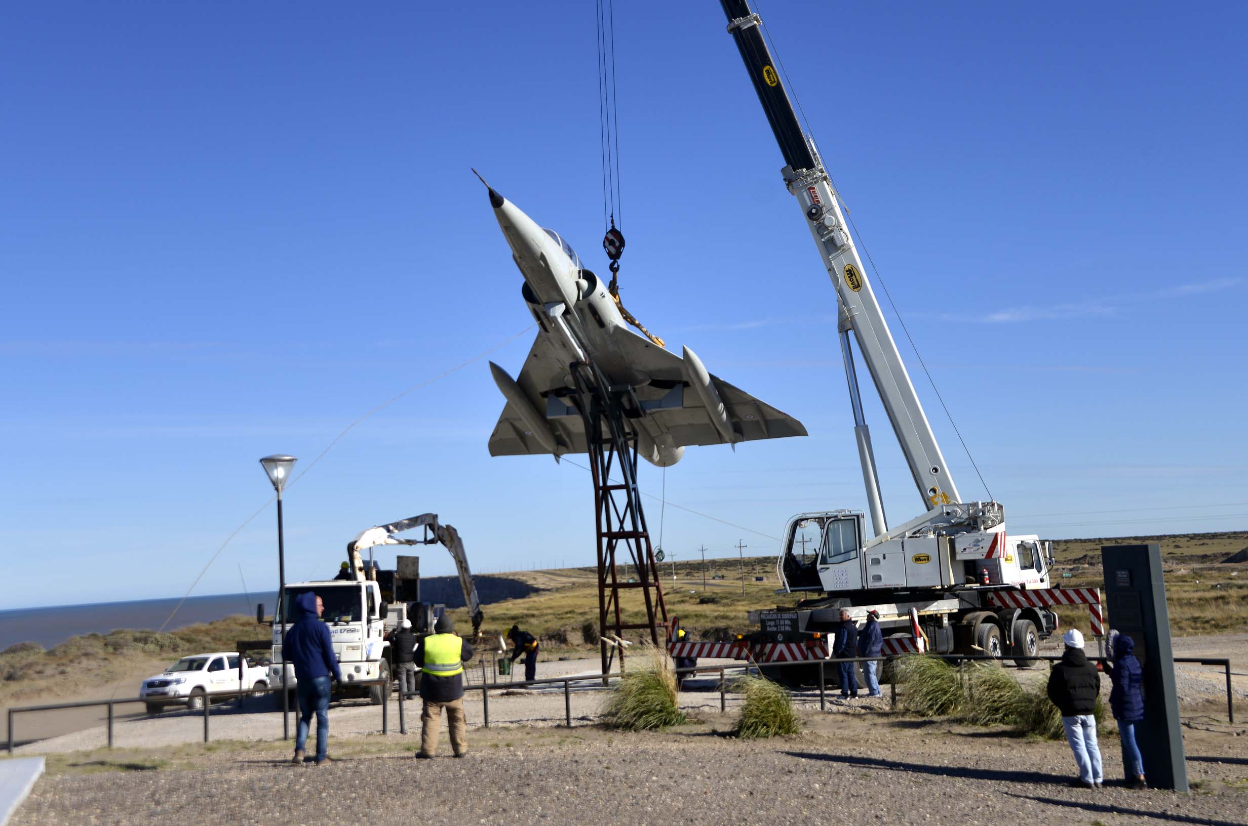 El montaje del avión de guerra que estará en el Memorial de Malvinas. Foto Gentileza: Andrés Caballeri.