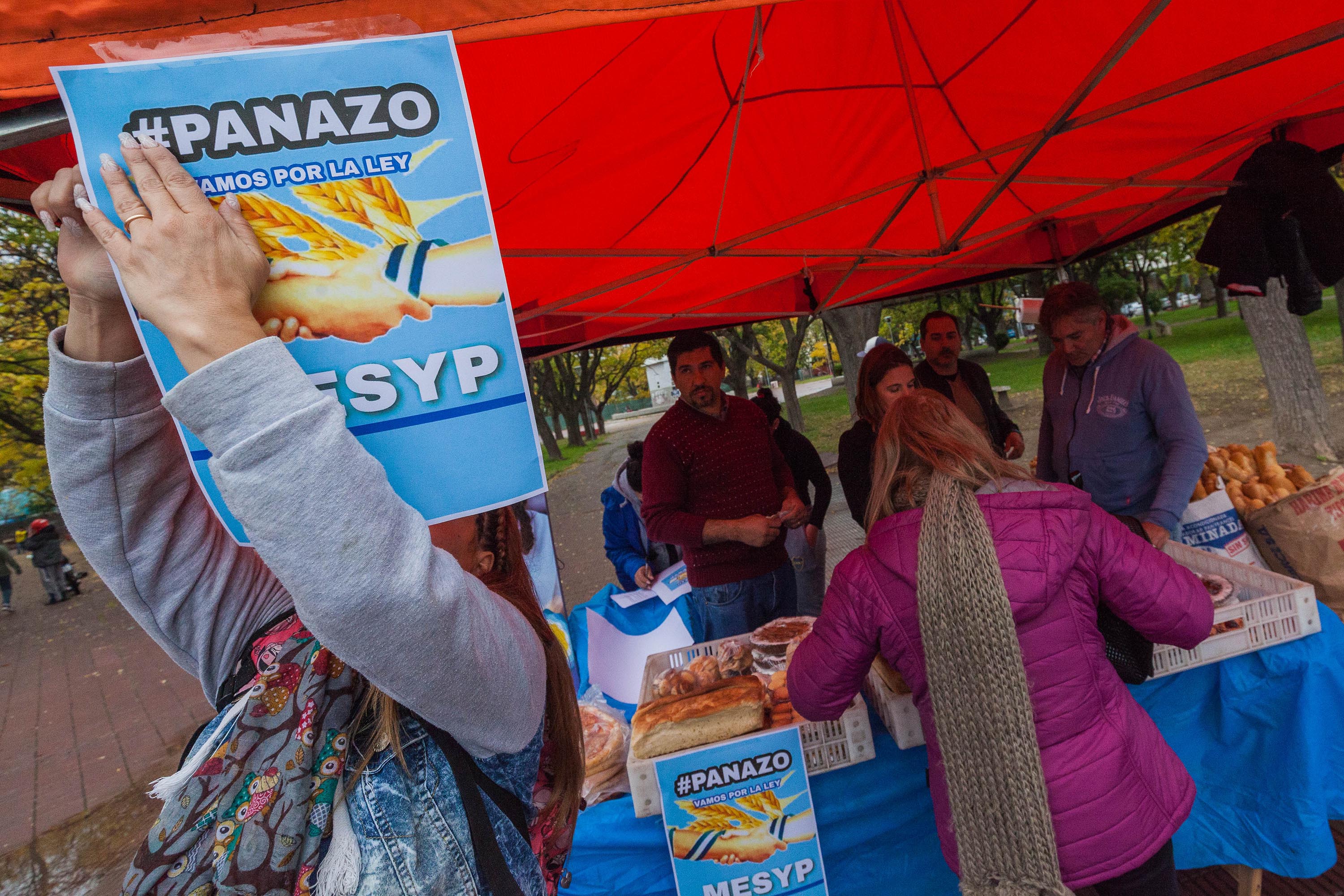 Integrantes de la Mesa de Economía Social y Popular (MESYP) de Río Negro realizaron el "panazo" en Viedma. Foto Marcelo Ochoa