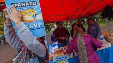 Integrantes de la Mesa de Economía Social y Popular (MESYP) de Río Negro realizaron el "panazo" en Viedma. Foto Marcelo Ochoa