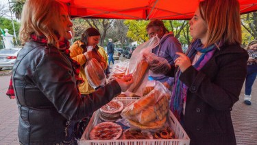Integrantes de la Mesa de Economía Social y Popular (MESYP) de Río Negro realizaron el "panazo" en Viedma. Foto Marcelo Ochoa