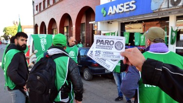 Una decena de trabajadores se manifestaron en Viedma. Foto: Marclo Ochoa