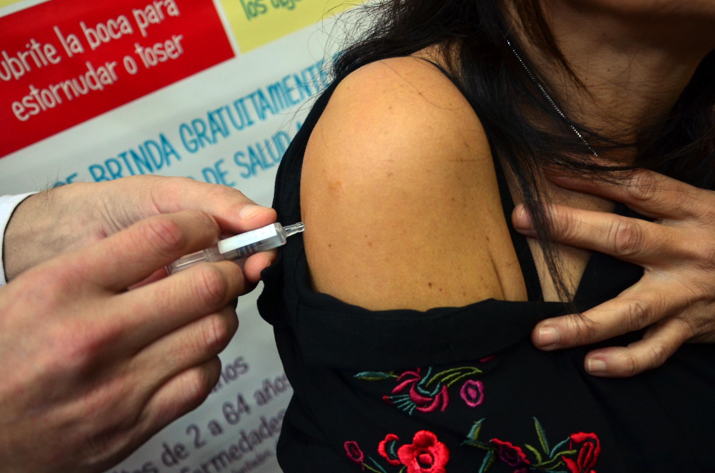La vacuna antigripal es clave para evitar  las complicaciones, ocasionadas por la infección por el virus influenza.  Foto Archivo : Marcelo Ochoa
