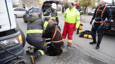 Un equipo de buzos inspeccionó el sistema pluvial Huiliches. (Gentileza).-