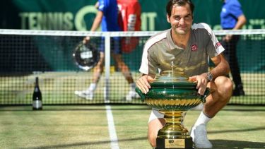 El suizo festejó otra vez en  Halle y va por Wimbledon.