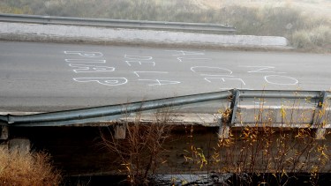Los trabajadores protestaron en la ruta por sus salarios adeudados. Foto: Mauro Pérez