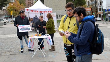 En el monumento a San Martín se realizó la recolección de firmas para que se apruebe el cupo laboral trans en la administración pública. Foto Mauro Pérez