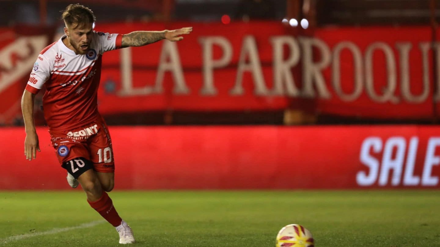 El delantero del Bicho es pretendido por Independiente, Racing, San Lorenzo y Boca.