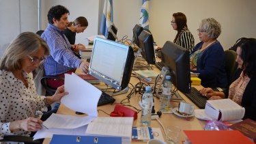 Sobisch (a la izquierda, fuera de foco), a su lado Sepúlveda, y el resto de los concursantes, durante el examen escrito. (Archivo)