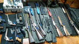 Gendarmería realizó en Roca allanamientos por tráfico internacional de armas