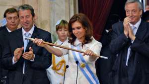 Sobreseyeron a Cristina Kirchner en la causa por el bastón presidencial