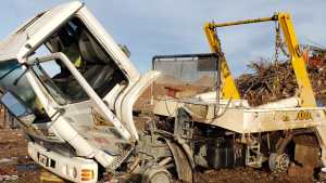 Robaron un camión porta volquete  y secuestraron al chofer por cuatro horas