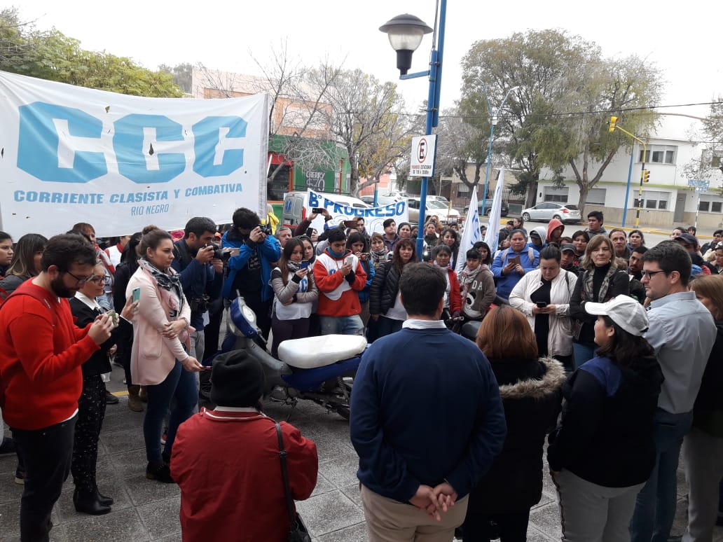 Movilización puertas afuera del Concejo Deliberante. Foto: Eva Murati