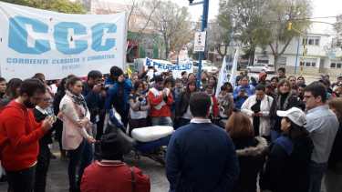 Movilización puertas afuera del Concejo Deliberante. Foto: Eva Murati