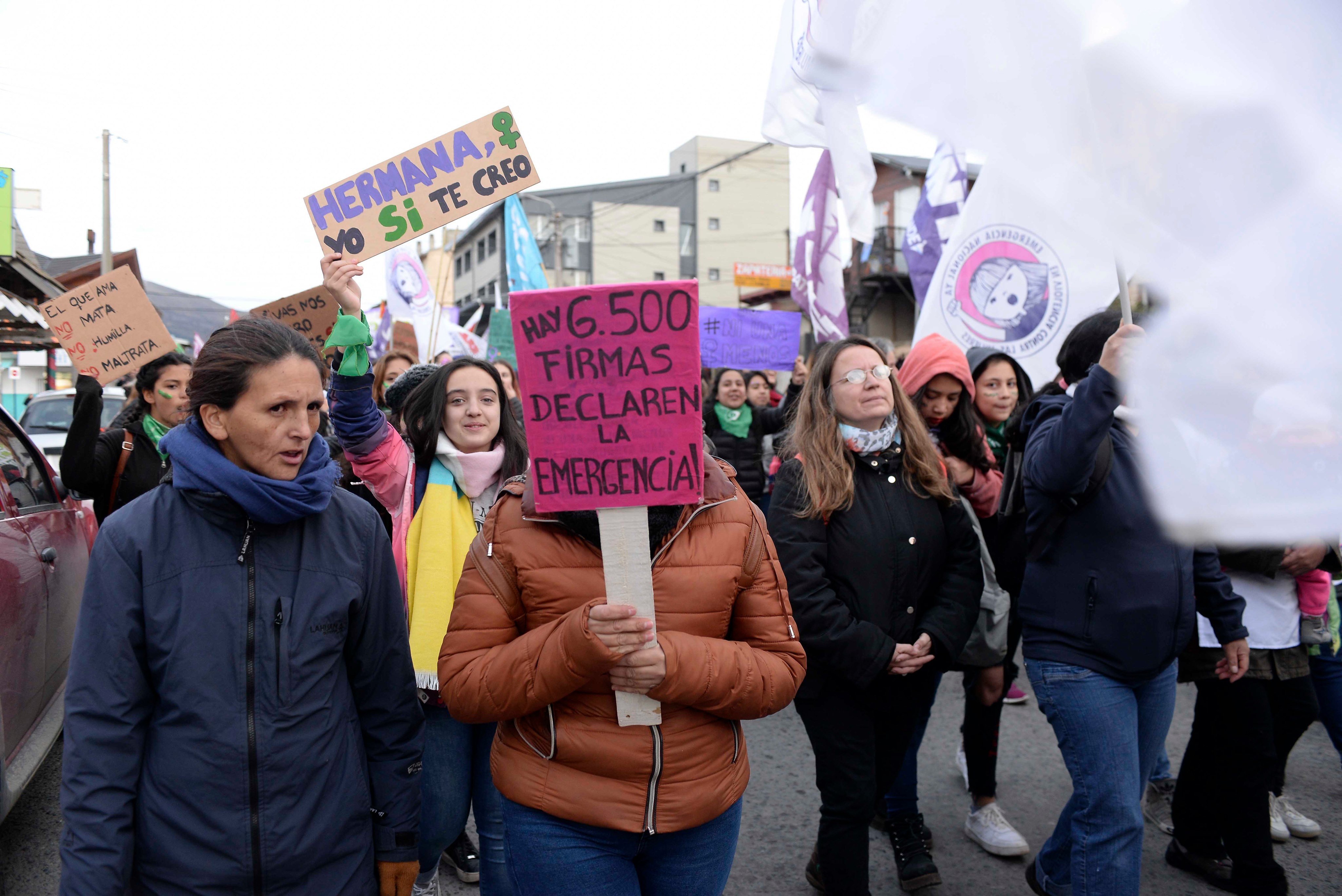 Ayer se realizó en Bariloche una nueva marcha con la consigna Ni una Menos contra la violencia machista. (Alfredo leiva)