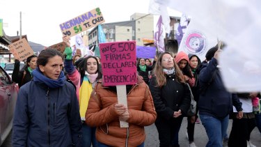 Ayer se realizó en Bariloche una nueva marcha con la consigna Ni una Menos contra la violencia machista. (Alfredo leiva)