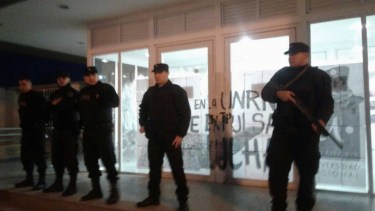Protestaron contra Del Bello e intervino la Policía Federal en la UNRN