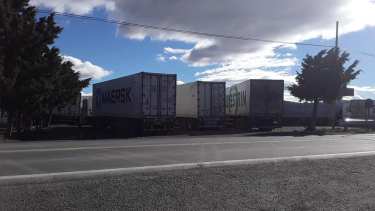 Los camiones sobre la ruta esperando a que reabra el paso.Foto: Facebook  Radio Municipal Las-Lajas