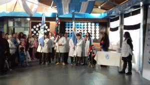 La bandera mapuche también se incorpora en una escuela de Plaza Huincul