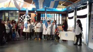 La bandera mapuche en la escuela 334.  Foto: Facebook @reflejo.neuquino