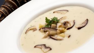 Crema de estación con manzana y hongos