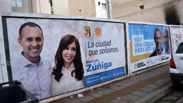 Los candidatos ya compiten por los espacios de cartelería en los lugares más visibles de la ciudad. Foto: Yamil Regules