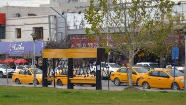 La gente espera en los nuevos refugios en la calle Mitre hasta que se dan cuenta que el cole no para ahi (Foto Yamil Regules) 