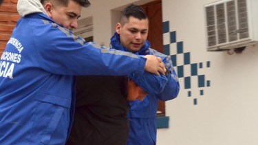 Levi fue trasladado hasta la oficina de Seguridad Personal de la Policía Neuquina en la capital neuquina.  (Yamil Regules).