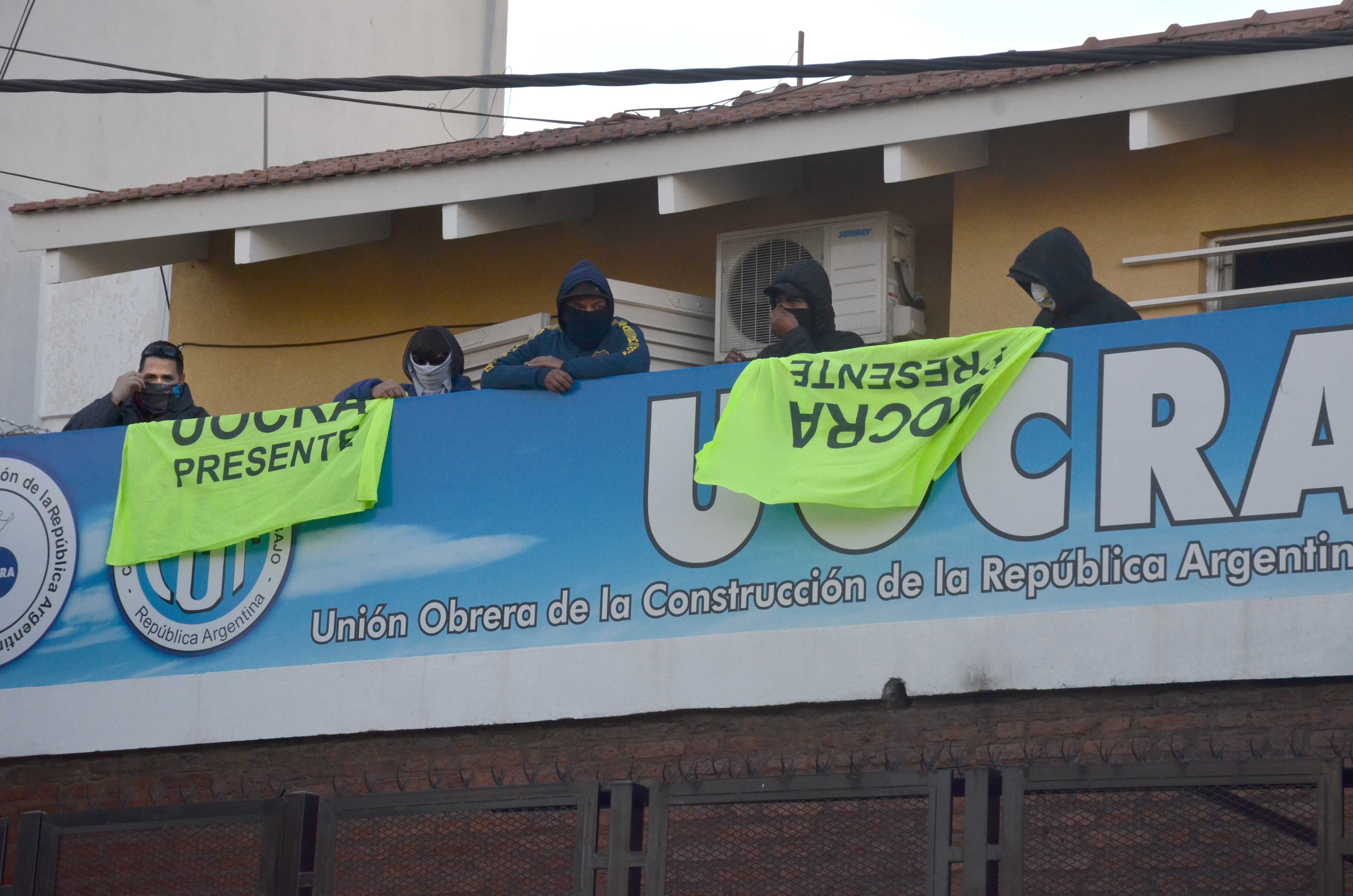 Los manifestantes cortaron la ruta para acompañar la toma de la sede en Neuquén Capital. (Foto: Archivo.-)