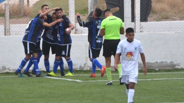 Todos corren a abrazar a Rueda, autor de los dos tantos con los que el León derrotó al Dino. (Foto: Yamil Regules)