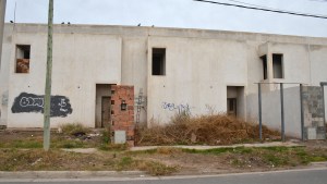 Una obra abandonada tiene en jaque los vecinos del barrio Huiliches