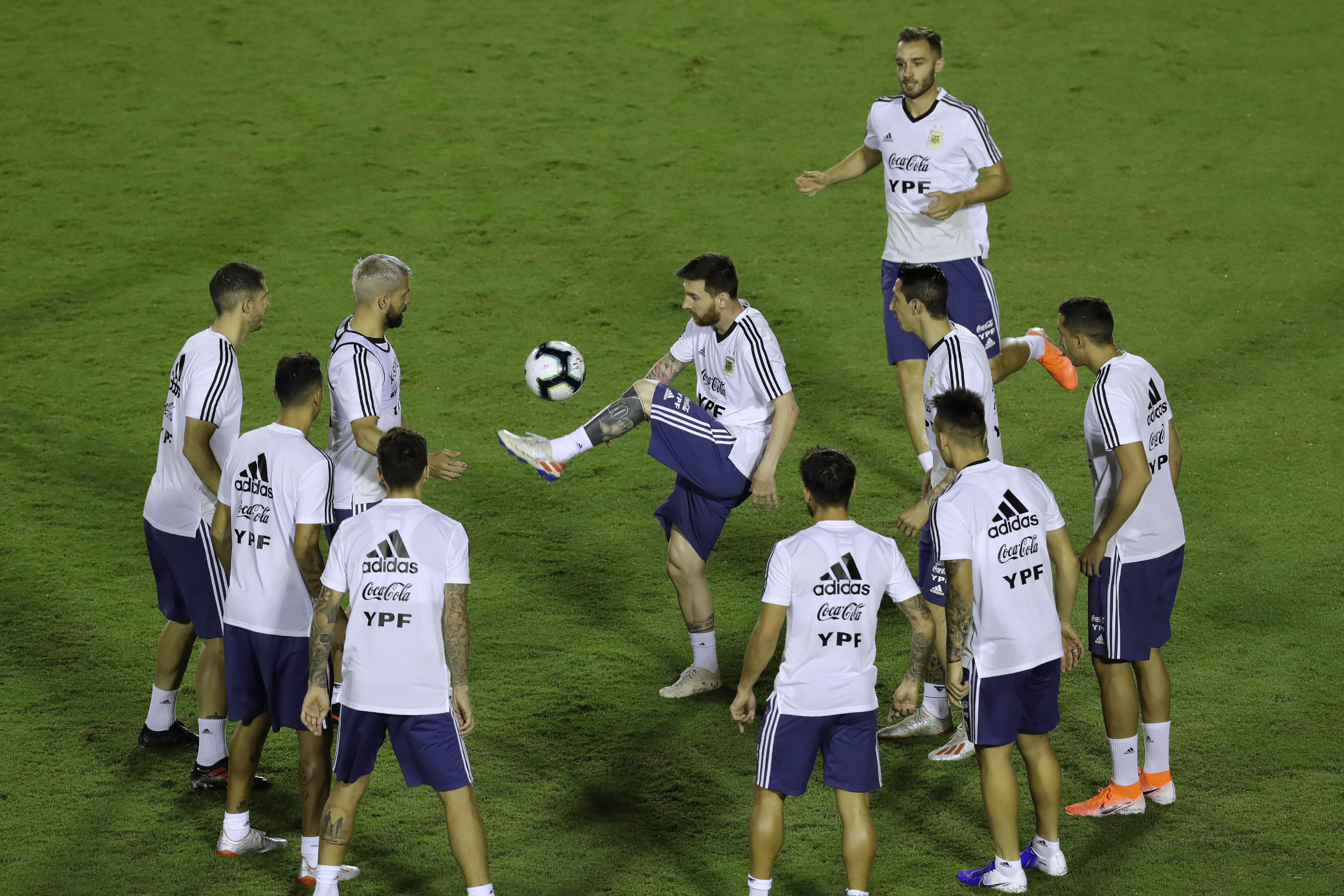 Lionel Messi domina el balón durante un entrenamiento de la selección con miras a la Copa América en Salvador, Brasil.  (Foto/ AP)