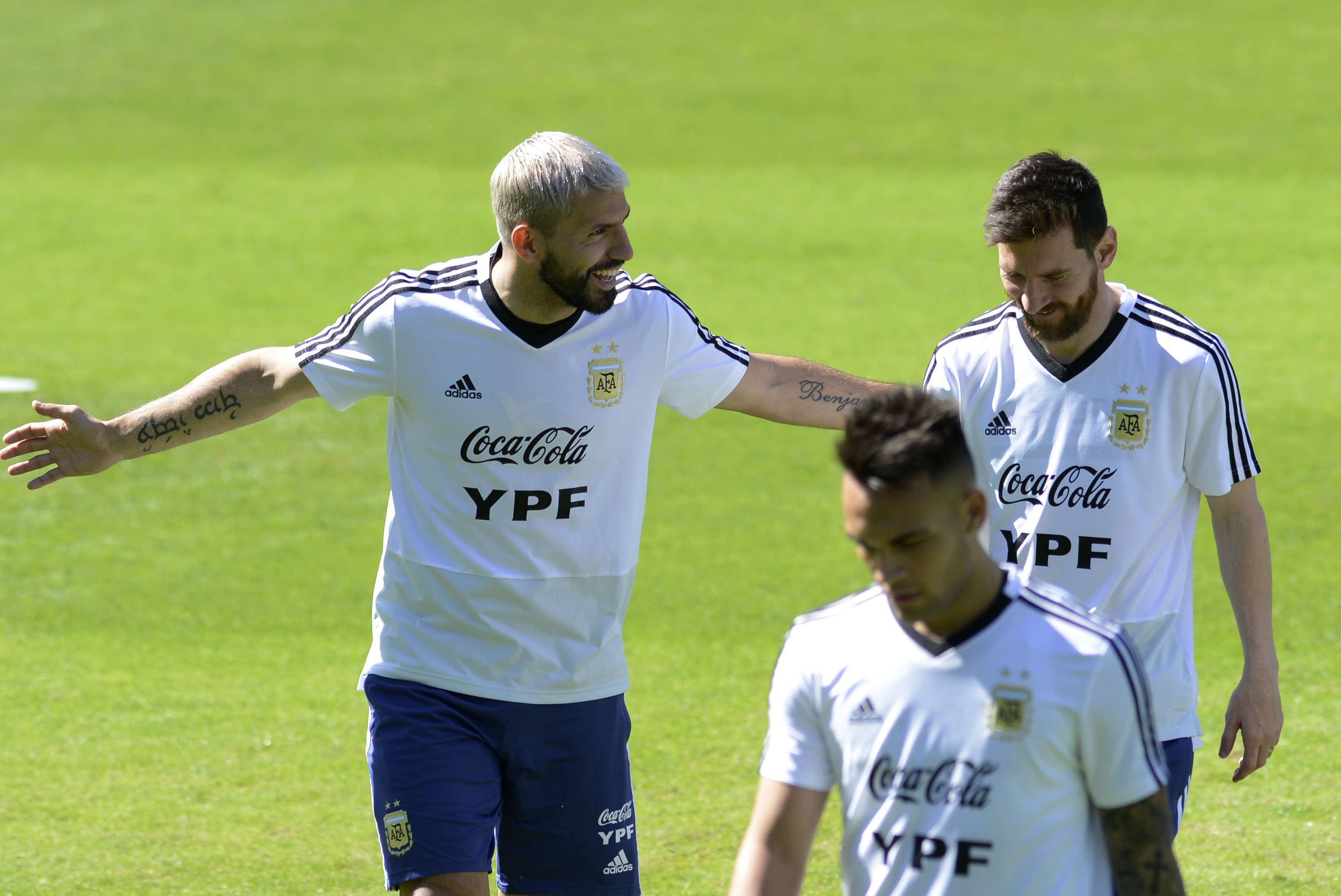Sergio Agüero ríe junto a Messi, aunque el Kun podría dejar el equipo para que ingrese Lautaro Martínez.