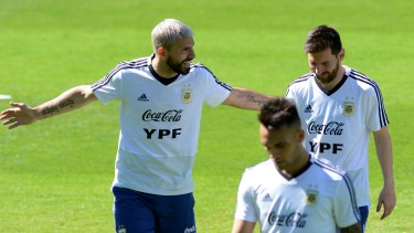 Sergio Agüero ríe junto a Messi, aunque el Kun podría dejar el equipo para que ingrese Lautaro Martínez.