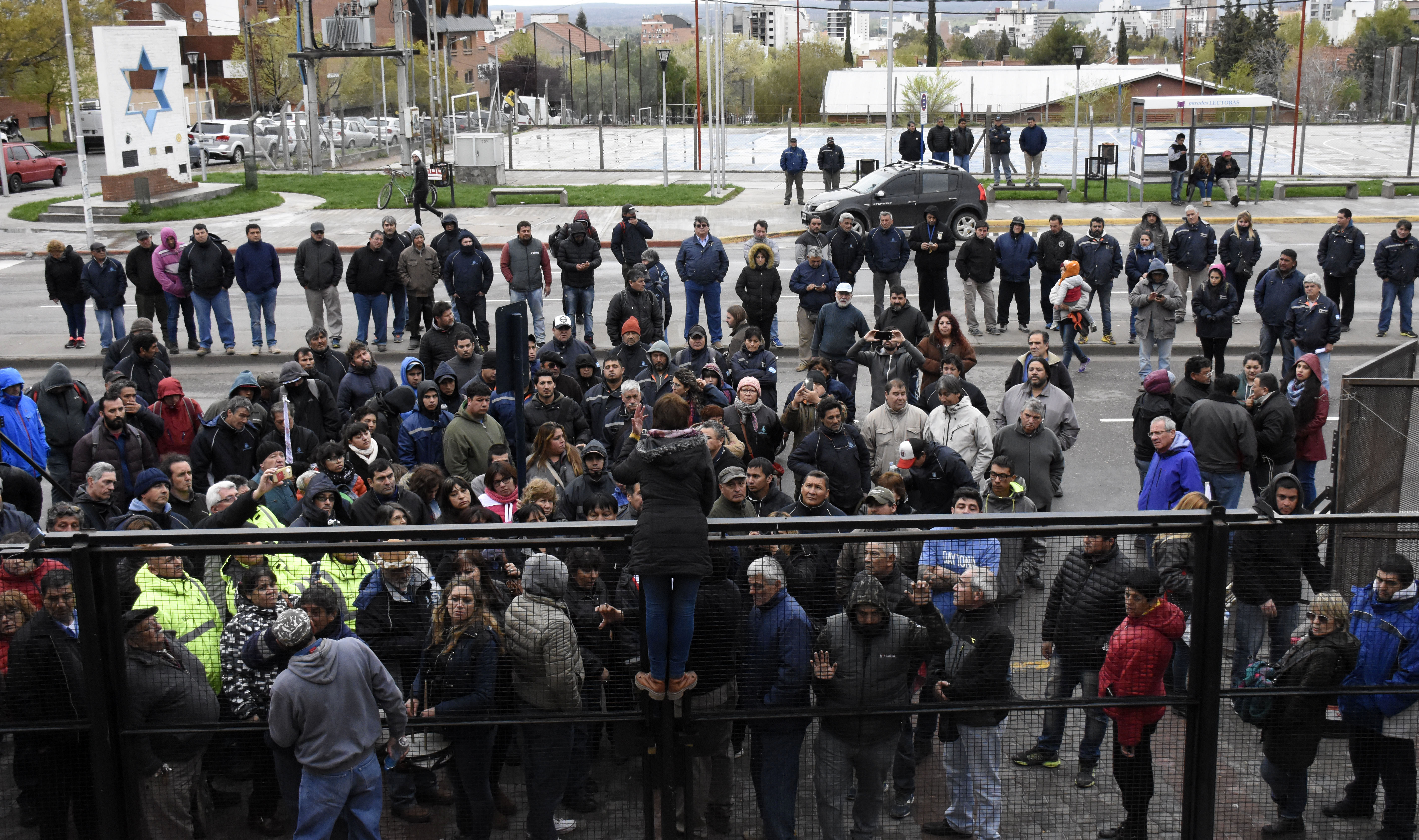 La entonces concejala dialoga con los manifestantes arriba de una valla.  Foto: Archivo Florencia Salto
