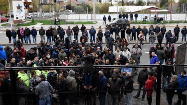 La entonces concejala dialoga con los manifestantes arriba de una valla.  Foto: Archivo Florencia Salto