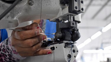 No es fácil, pero las textiles de Neuquén no dejan de coser