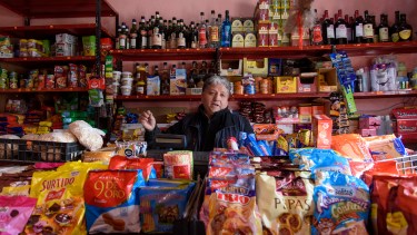 Fausto Aguirre abre cada día a las 10 su despensa Deja Vu. Foto: Marcelo Martinez